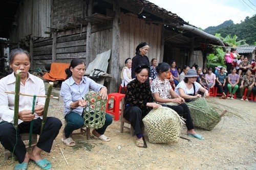 Đan lát thủ công của bà con dân bản Giuồng - xã Tiên Thành - huyện Phục Hòa